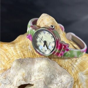 Women & girls watch mother-of-pearl Ginera brand in mint con w/battery 24 mm